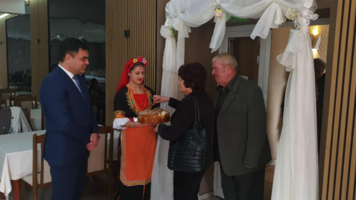 Δεκάδες ζευγάρια στο Ντιμίτροβγκραντ γιόρτασαν τους χρυσούς τους γάμους