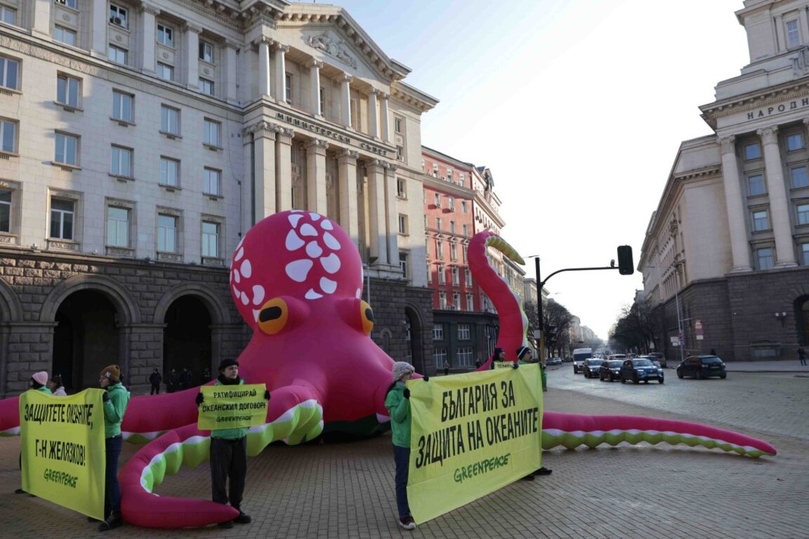 Greenpeace Bulgaria holds protest in protection of oceans