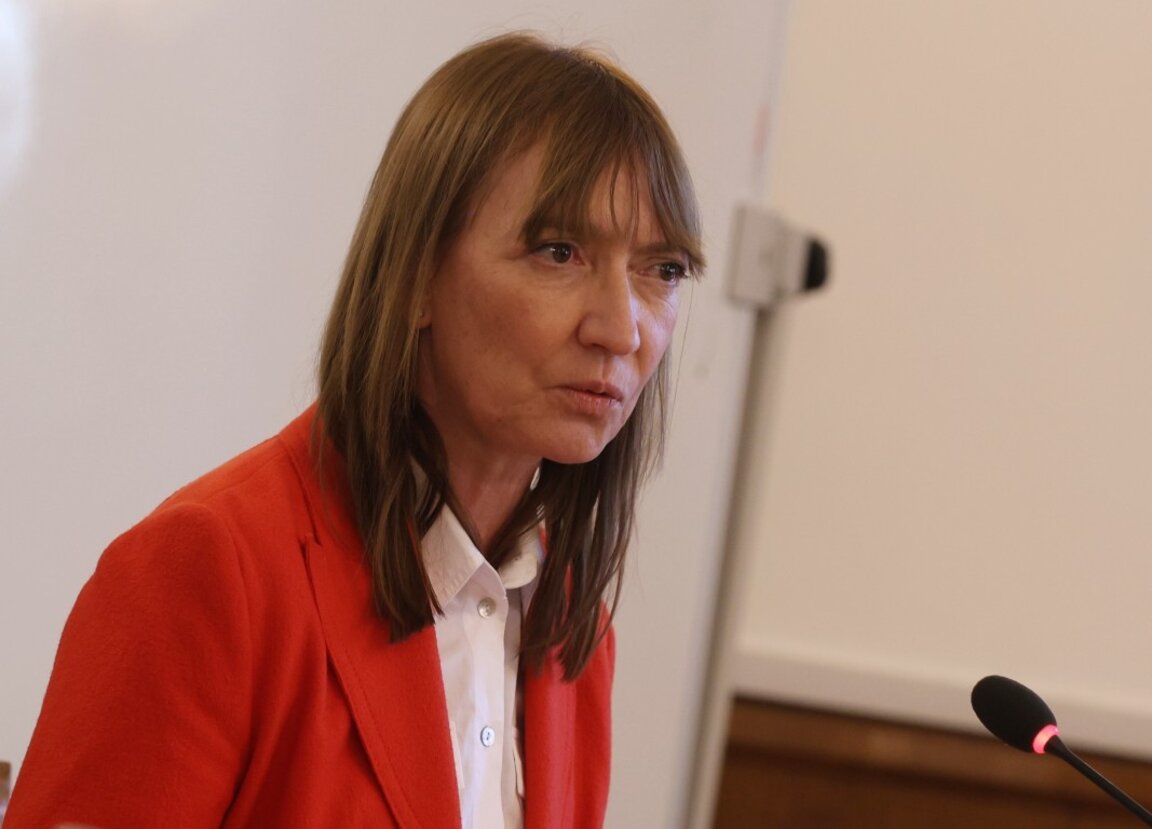 Цветомира Жекова, директор "Връзки с обществеността" в НС, по време на изслушването -  23 октомври 2025 г.
