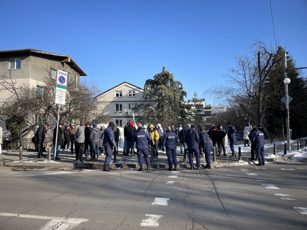 Протестиращи настояха паметникът на американските летци в София да бъде преместен