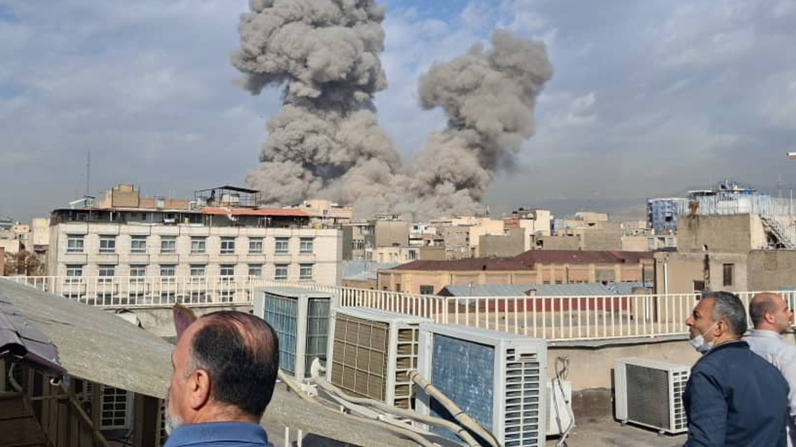 Дим се издига над Техеран след израелската атака