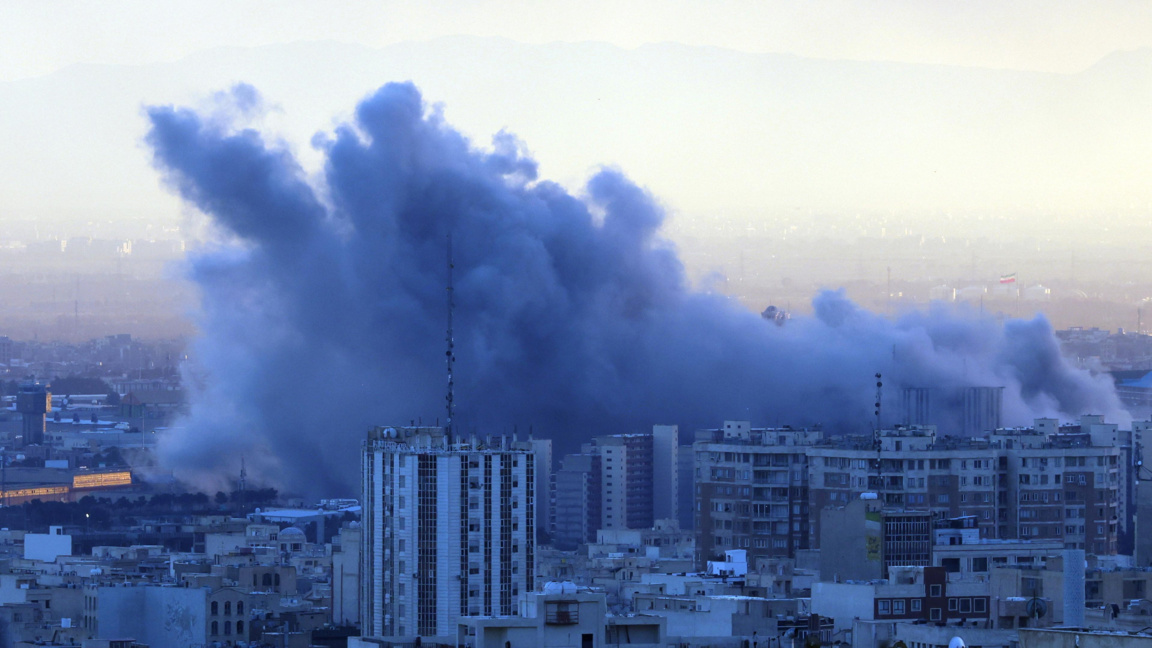 Дим се издига след въздушен удар в Техеран на 03.03.2026 г.