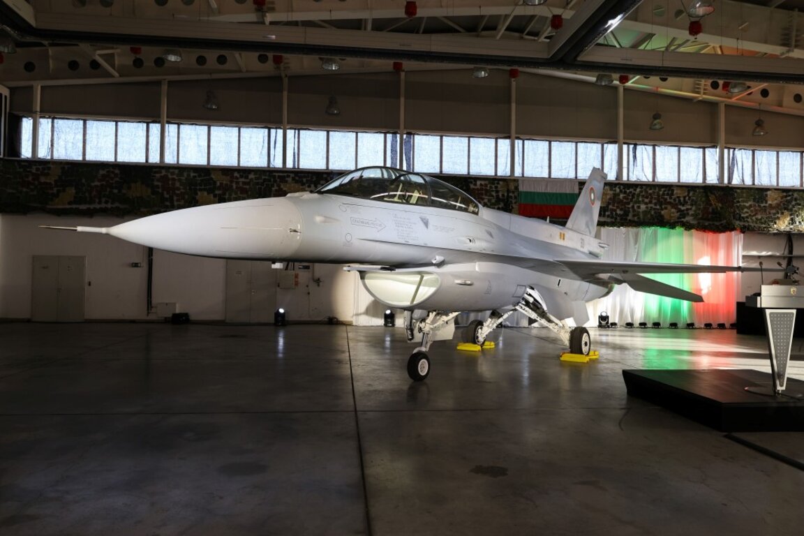 Теч на гориво откриха при първия от доставените за България Ф-16