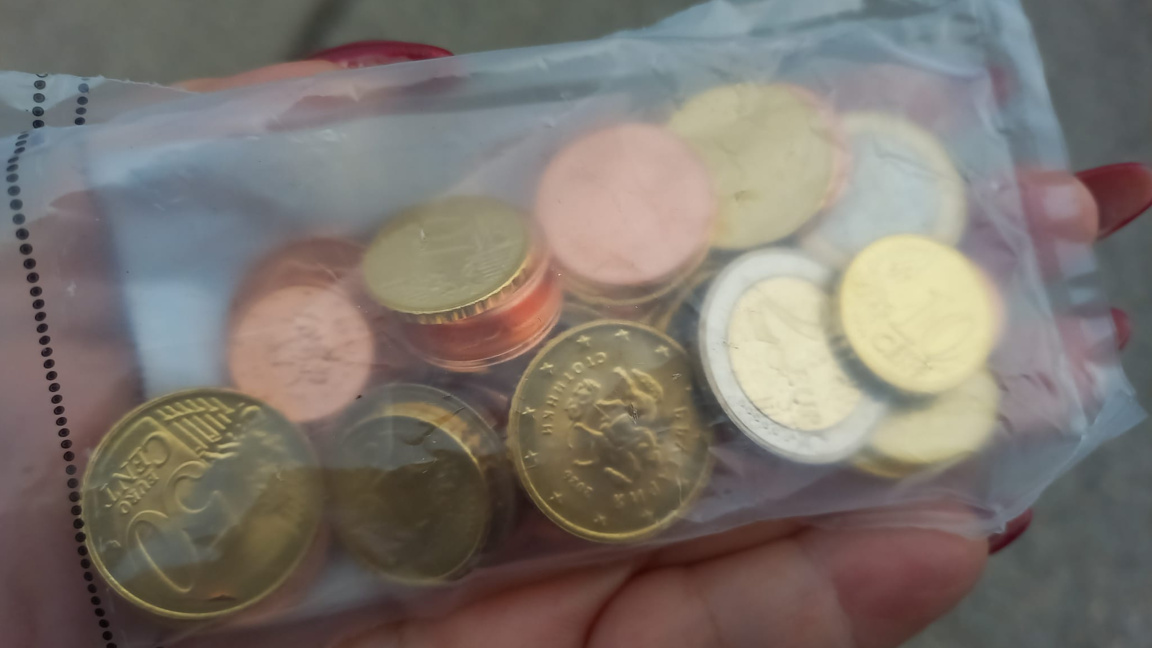 Продават стартови пакети евромонети