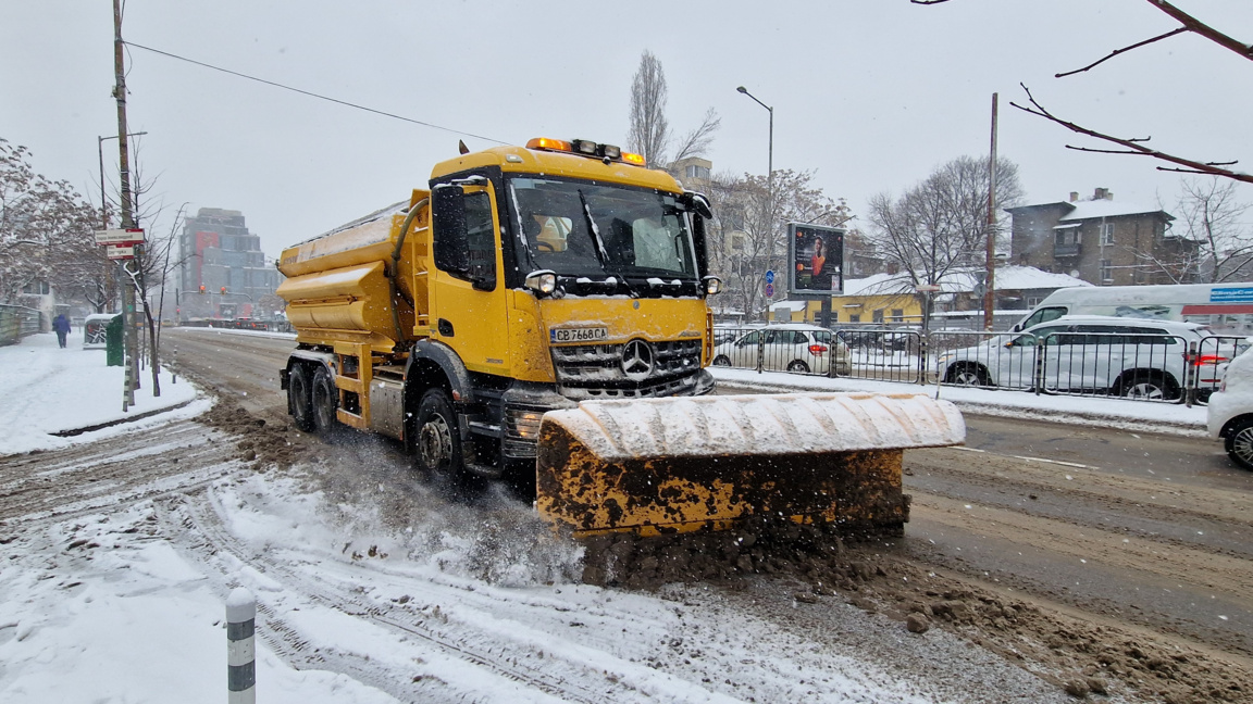 АПИ: 405 машини обработват пътните настилки. Шофирайте внимателно!