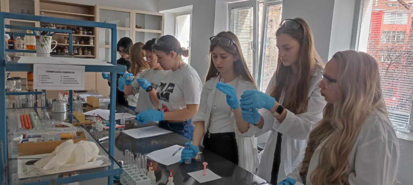 Открит урок по химия с ученици от Хуманитарната гимназия
