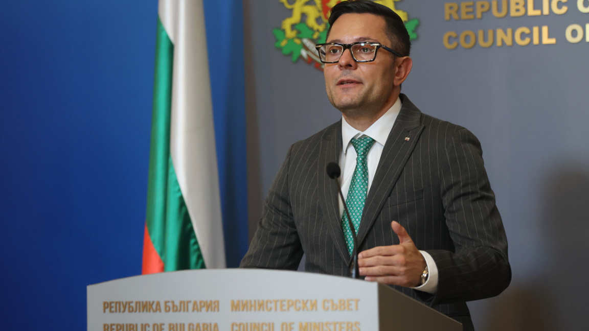 Вицепремиерът и министър на икономиката, инвестициите и индустрията Александър Пулев прави изявление след участието си в срещата си с представители на ръководството на "Литаско" и "Лукойл" - 30 юни 2026 г.