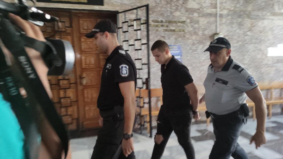 Домашен арест за един от обвиняемите