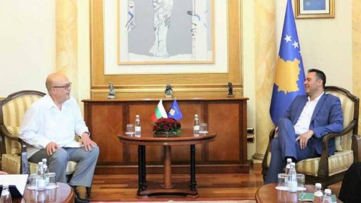 Kryetari i Kuvendit të Kosovës Glauk Konjufca dhe Ambasadori i Bullgarisë në Kosovë Hristo Guxhev