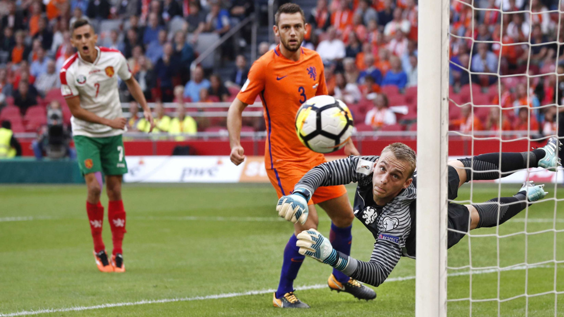 Вратарят Илиев има 21 мача за България.