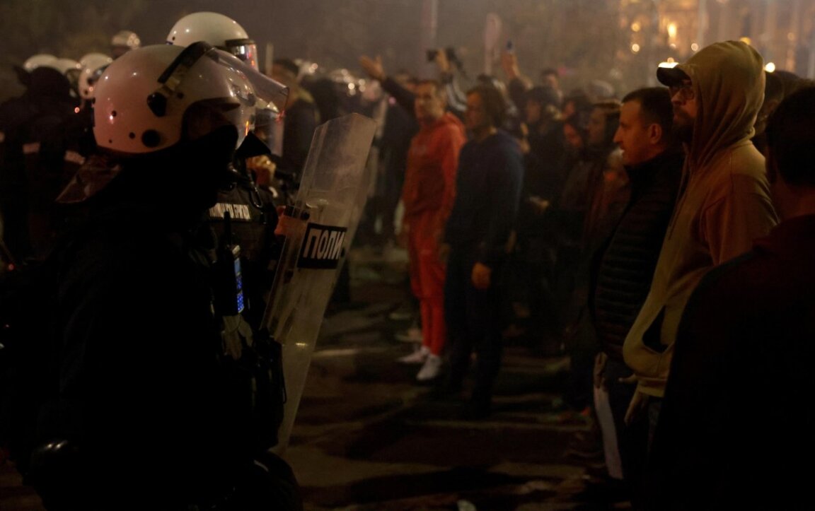 Напрежение пред парламента в Белград