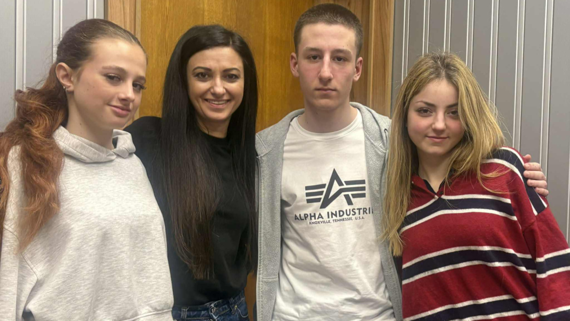 Неда, Кремена Добрева, Деян и Лора