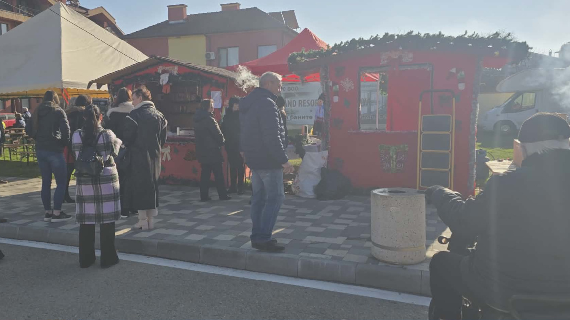 Коледен базар в Павел баня събира средства за линейка