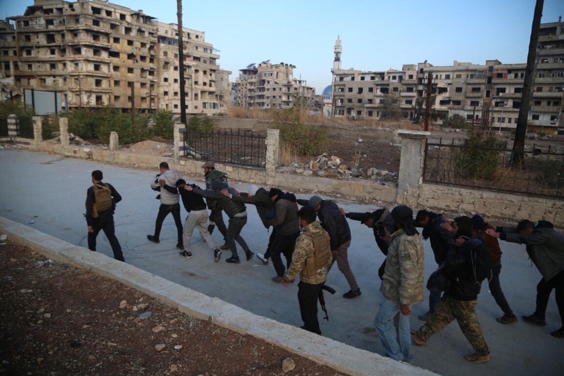 Войници на правителствената Сирийска арабска армия са  заловени и водени от бойци от бунтовнически групировки в Хомс, Сирия, 8 декември 2024 г.
