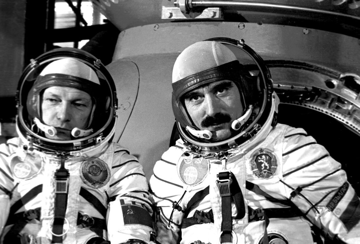 Primul cosmonaut bulgar Gheorghi Ivanov (dreapta) cu cosmonautul sovietic Nikolai Rukavișnikov înainte de lansarea Soyuz-33, Baikonur, 10 aprilie 1979.