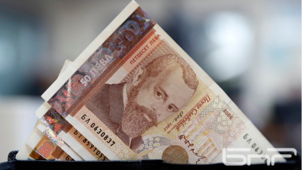 От 2025 г. минималната работна заплата става 1077 лв.