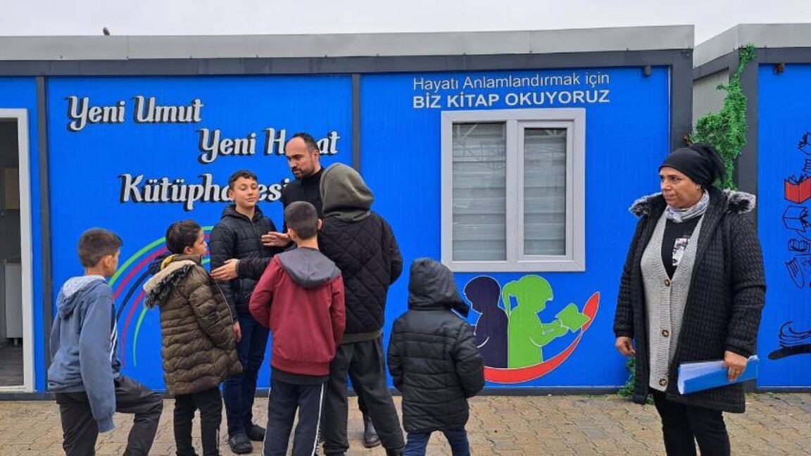 Psikolog çocuklarla bireysel ve toplu çalışmlar yapıyor. "Evet" veya "Hayır" demeyi öğren konulu sohbet objektifimize yansıdı