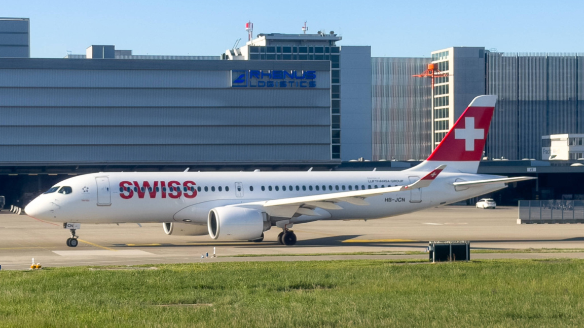 Самолет на Swiss Air на летището в Цюрих.