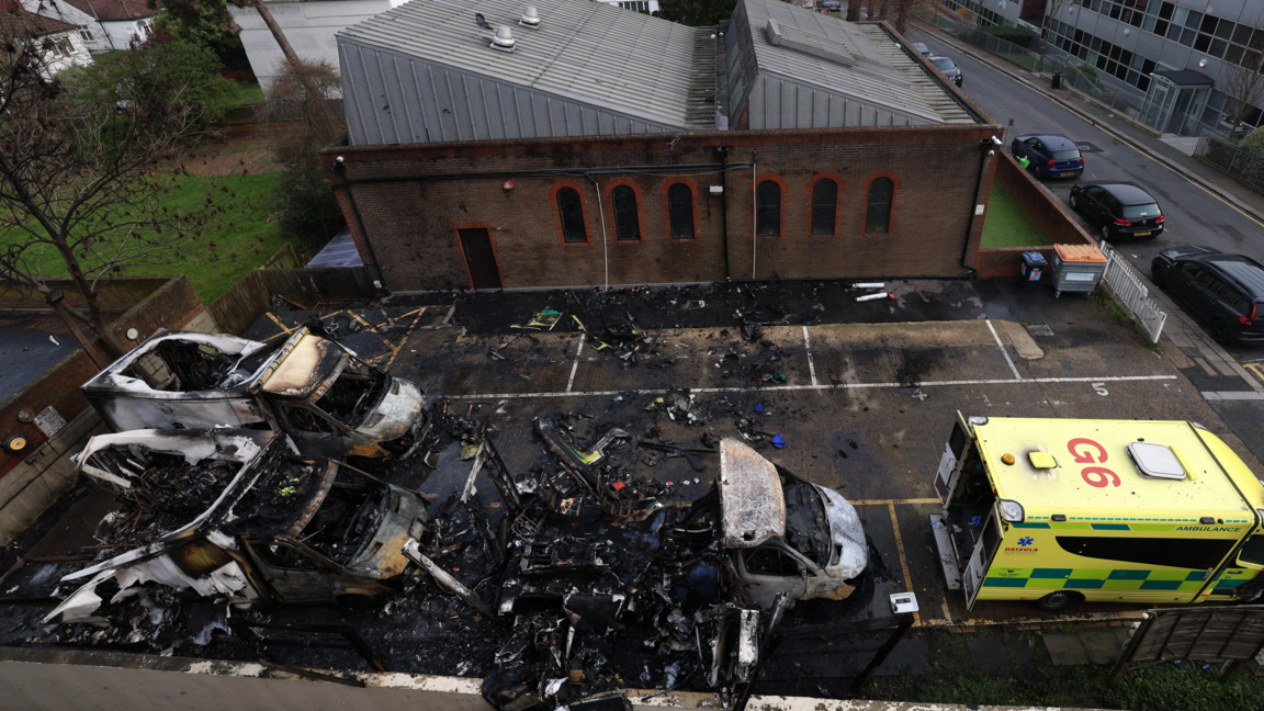 Изгорелите останки на линейките на "Хацола" в Лондон, 23 март 2026 г.