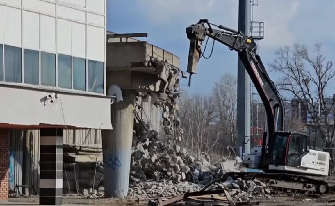 Бутат старата централна трибуна на стадион "Локомотив"