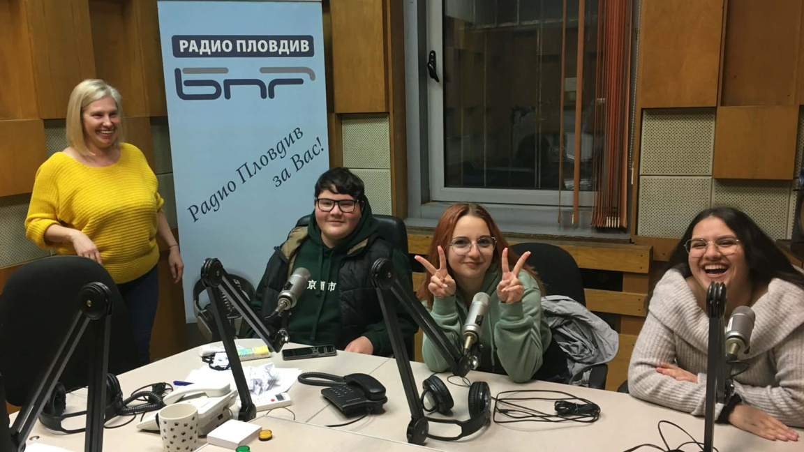 Част от учениците участници в представлението "Точка на кипене"