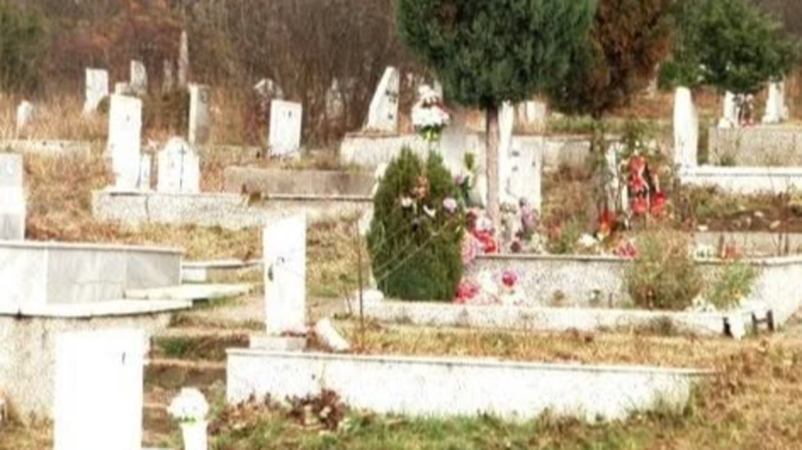 Обновяват алеите в пернишкия гробищен парк