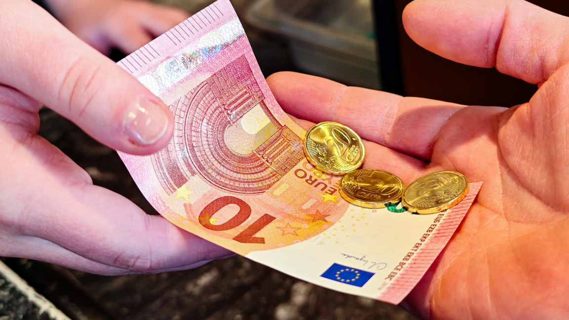 От 1 януари еврото е официалната валута на България