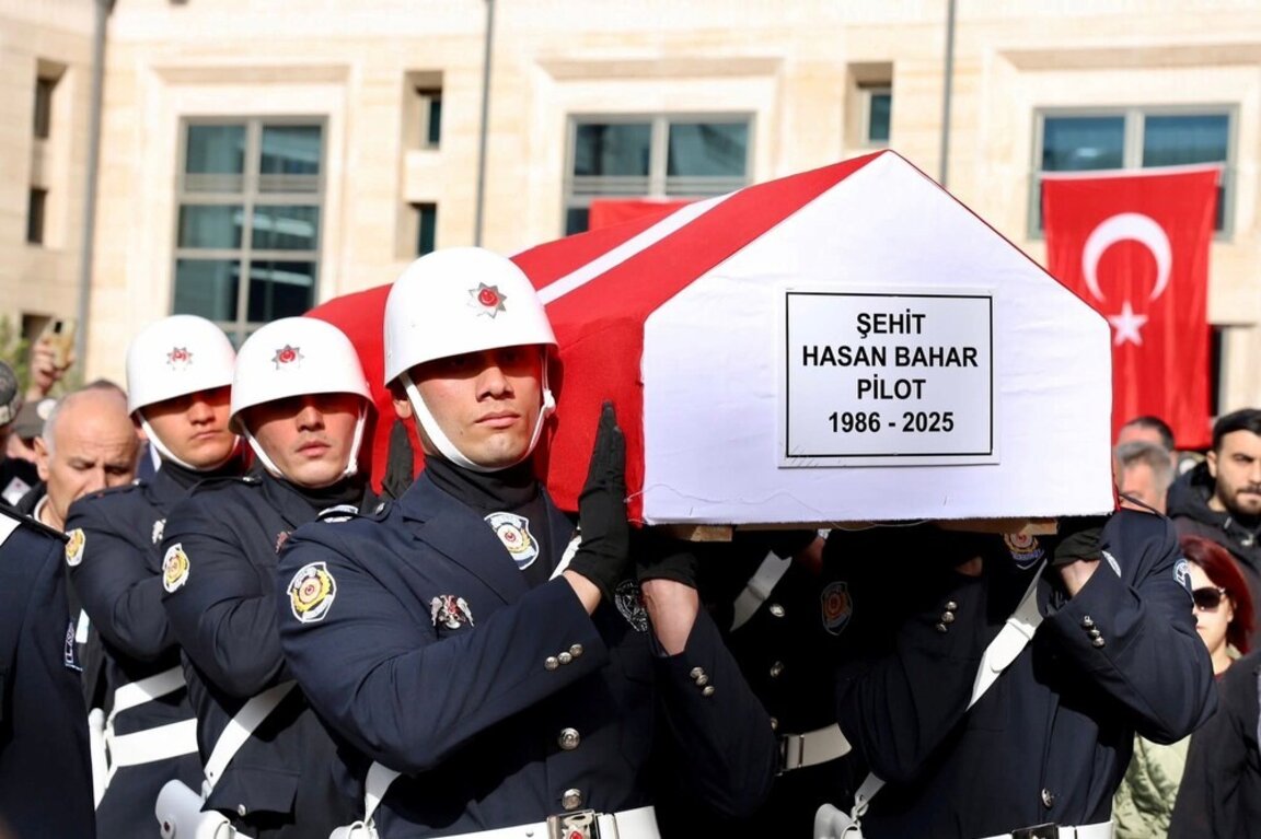 Погребението на пилота на самолет за гасене на пожари Хасан Бахар, който загина в Хърватия при изпълнение на служебните си задължения.