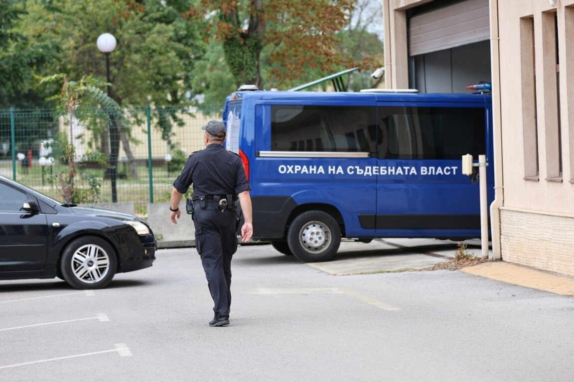 Божков бе докаран под засилен конвой на разпит.