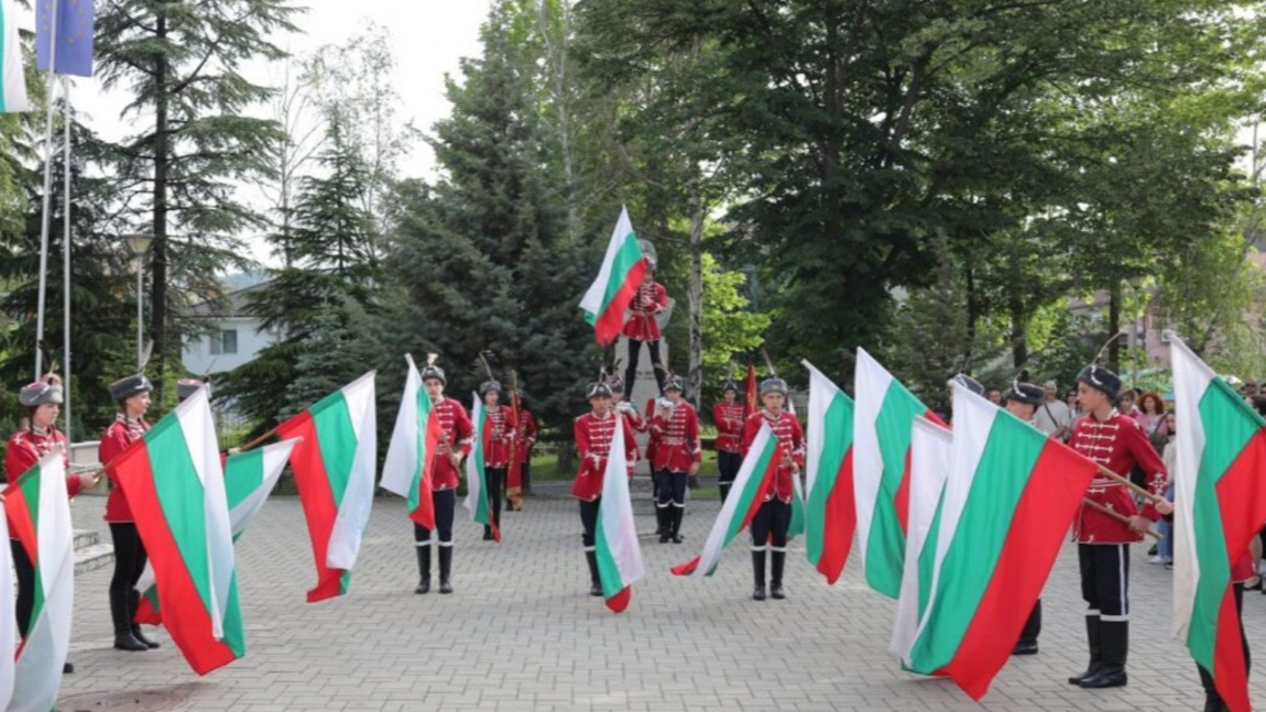 Езиковата гимназия чества Деня на Ботев и своя патронен празник