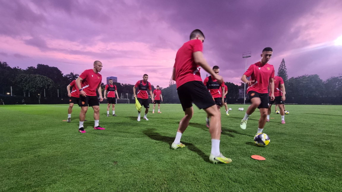 Националите тренираха вчера, но днес дъжд осуети заниманието.