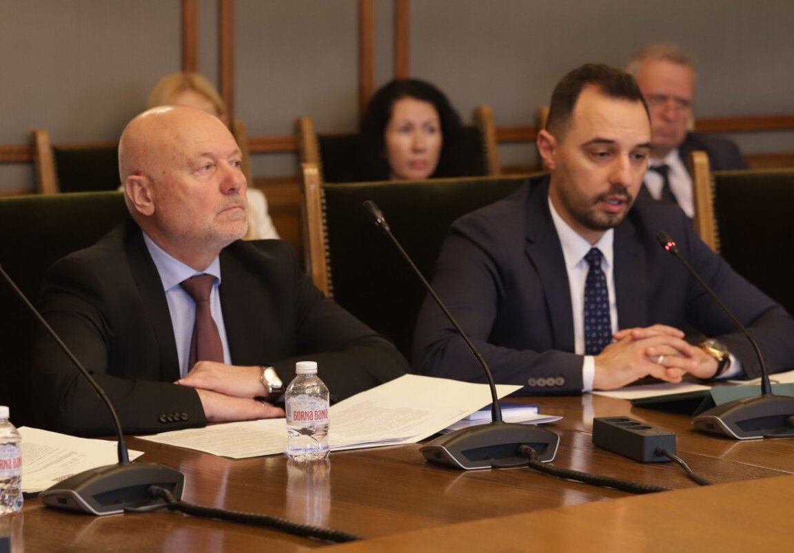 Министрите на отбраната Тодор Тагарев и на икономиката Богдан Богданов на изслушване в парламентарната комисия по отбрана - София, 17 януари 2024