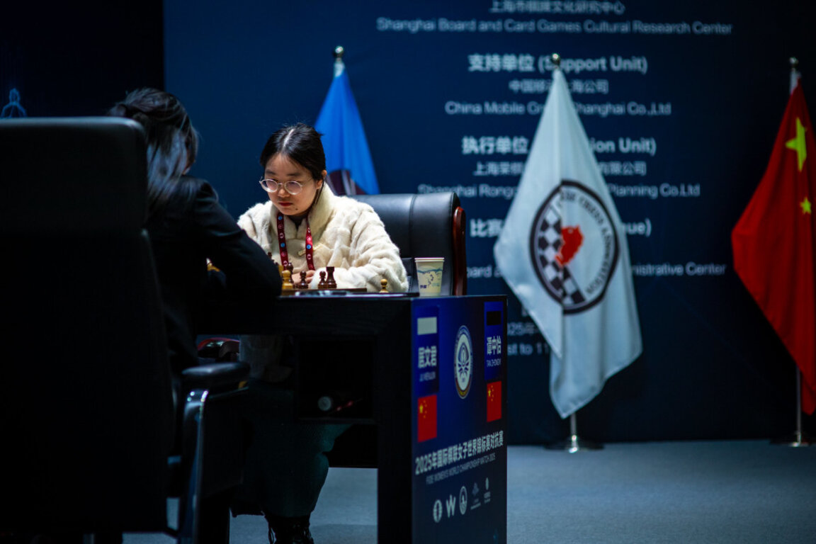 Тан Чжони (в бяло) спечели втората партия.