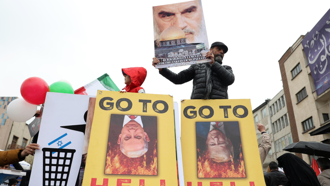 Хиляди хора излязоха по улиците на Техерен с лозунги срещу САЩ и Израел