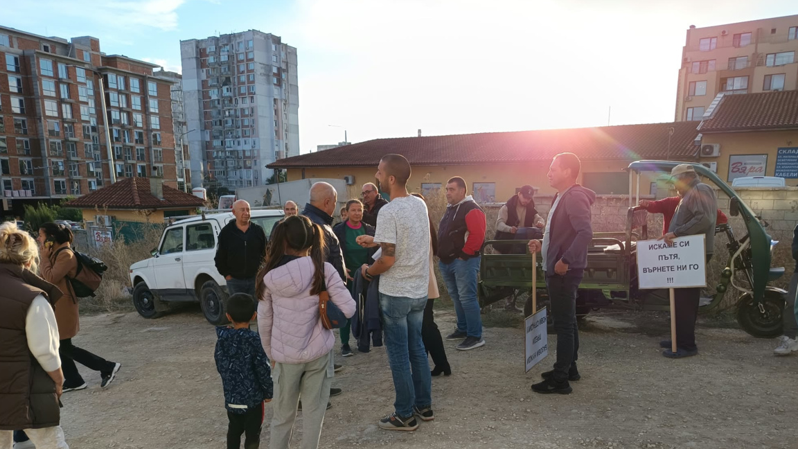 Жителите на "Планова" искат възстановяване на затворен път