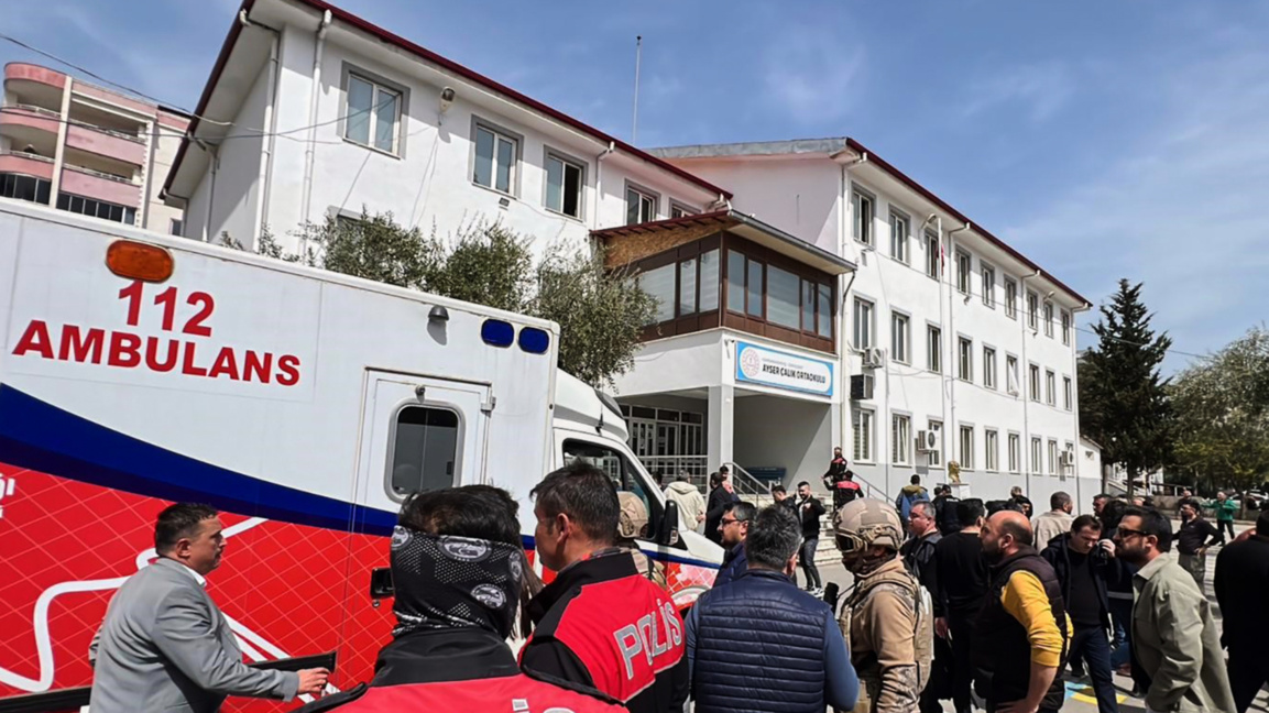 Турските сили за сигурност и служители на спешните служби пристигат в двора на средното училище, където е извършено нападението, в Кахраманмараш, Турция, 15 април 2026 г.