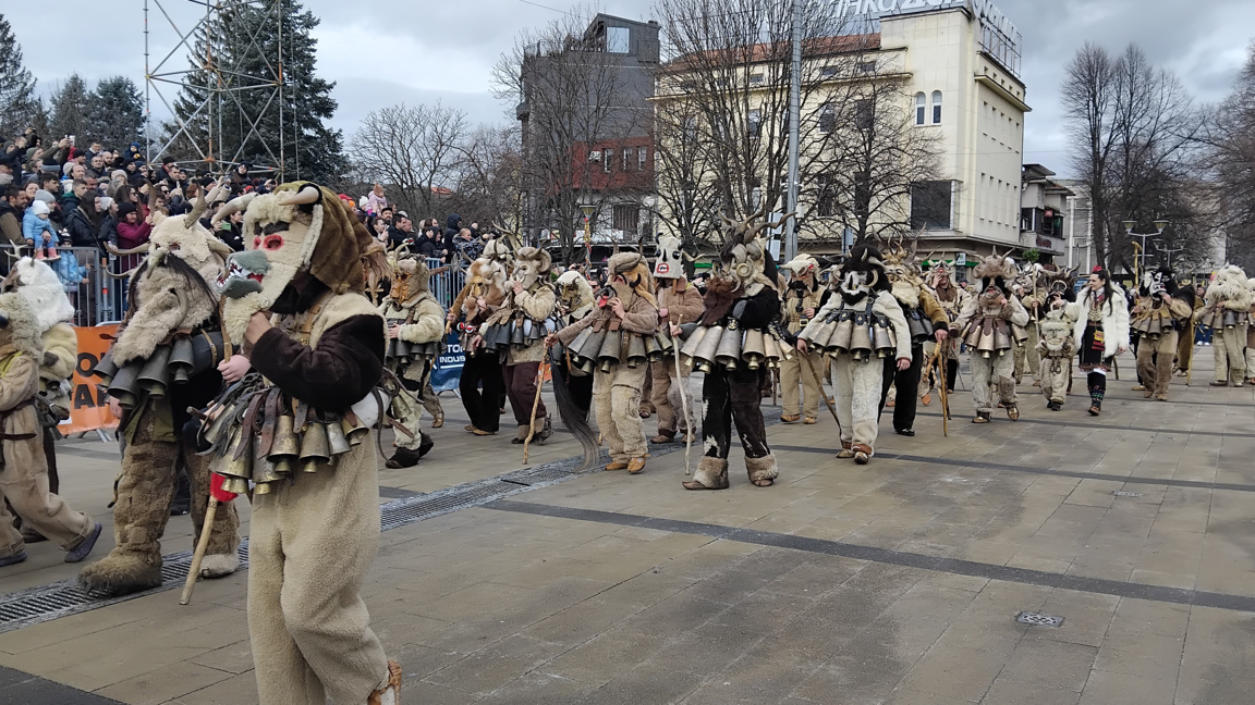 Фестивалът "Сурва" завърши, утре ще станат известни призьорите