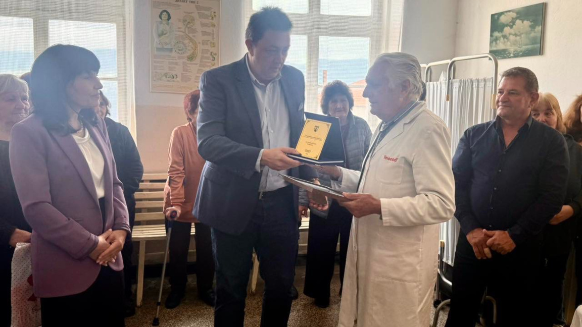 Плакет на Община Петрич „За граждански принос“ за д-р Кирил Апостолов