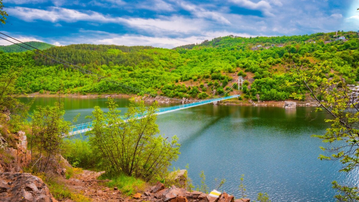Въженият мост над язовир Кърджали, който свързва село Сухово и село Дъждовница.