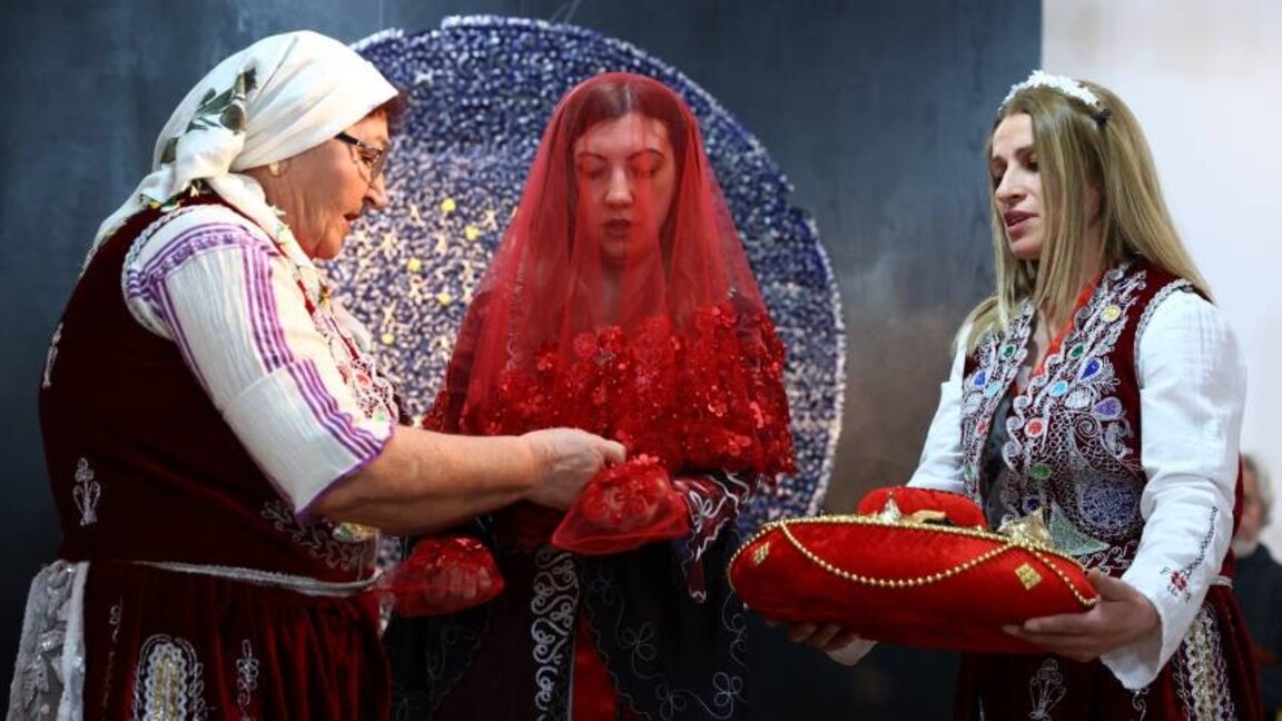Обичај „Осликавање младе каном“ из лозничког села Веселина проглашено је за живо људско благо 2022. године.