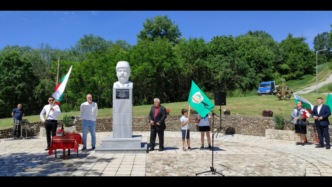 Десетки почетоха откриването на бюст-паметник на кнез Петко Маринов в Грамада