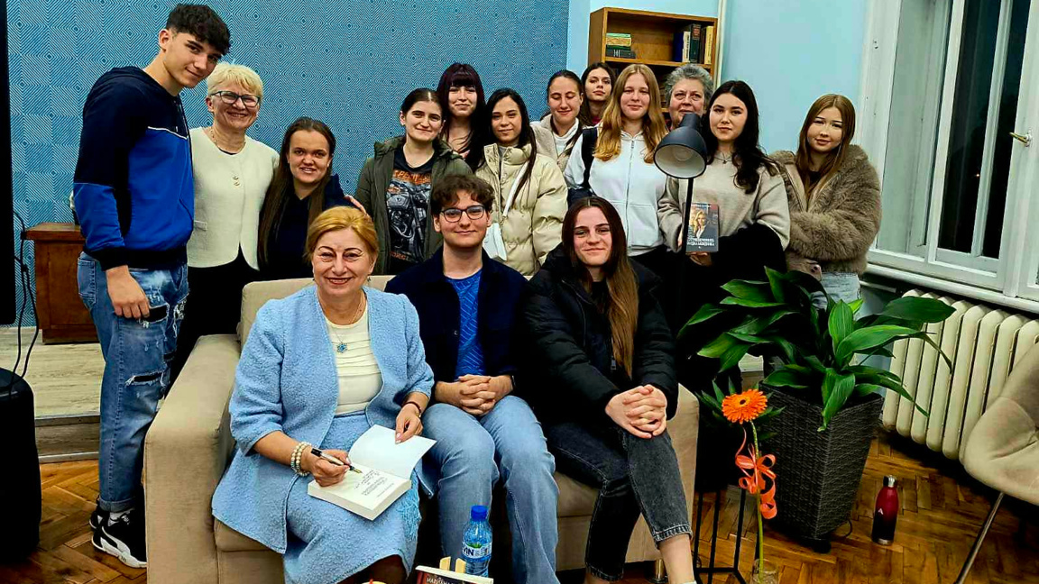 Ученици, студенти и преподаватели  посрещнаха авторката в Регионална библиотека "Любен Каравелов " в Русе