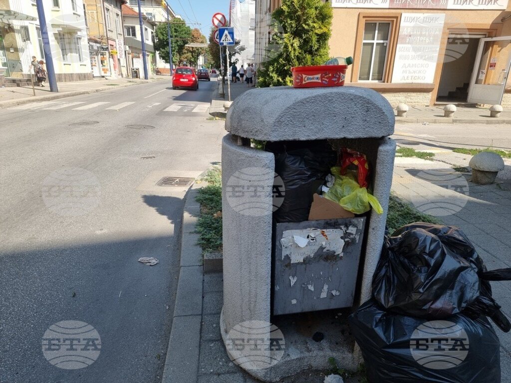 В Пазарджик общинска техника се включва в сметосъбирането