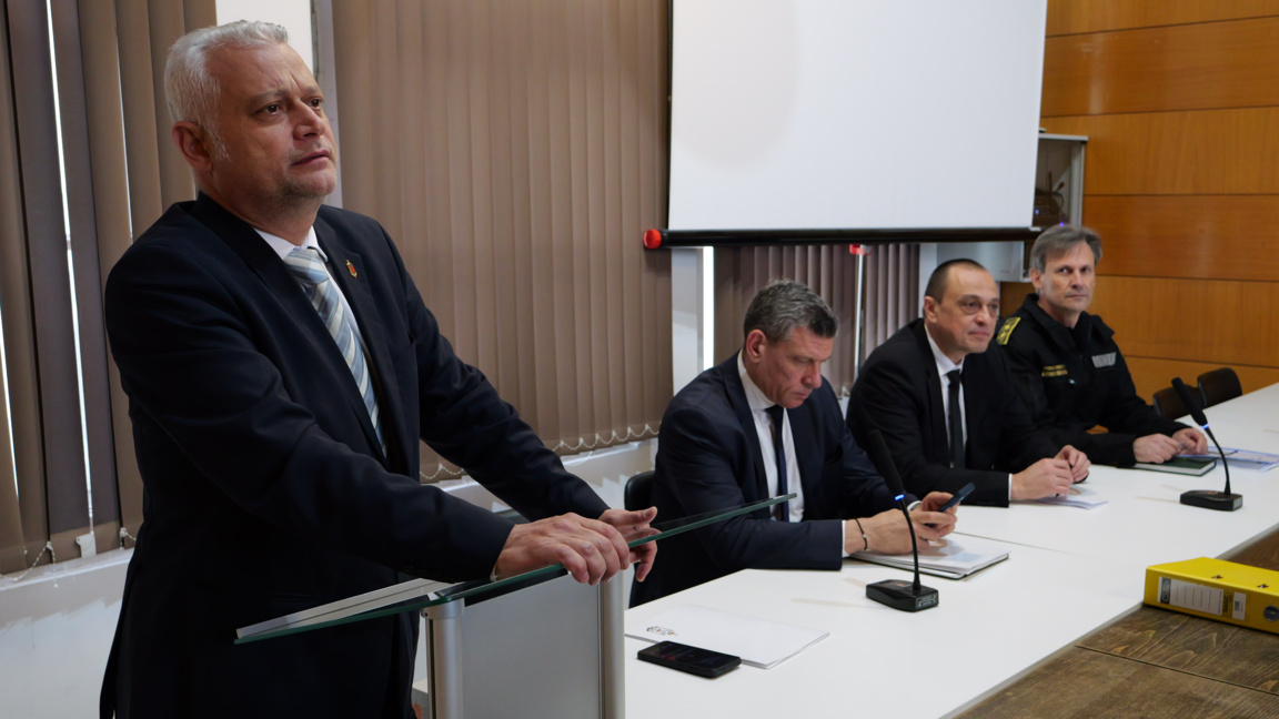 Вътрешният министър Дечев на среща с шуменски полицаи