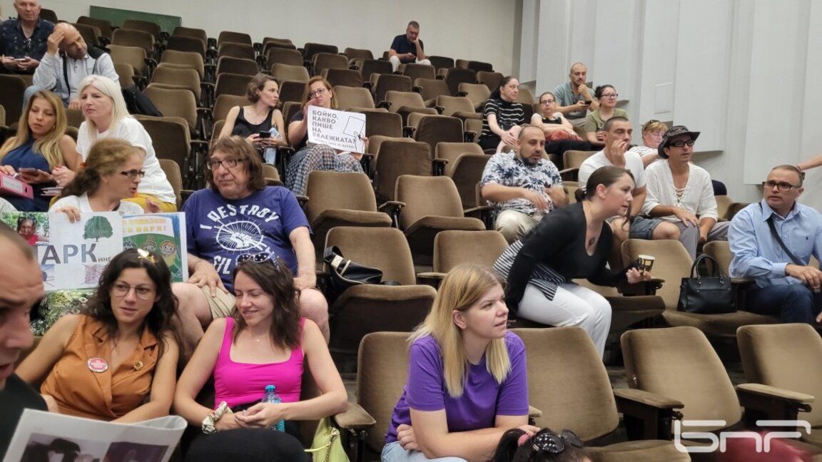 Гражданите в зала "Пленарна" днес: Тук сме в подкрепа на кмета Благомир Коцев