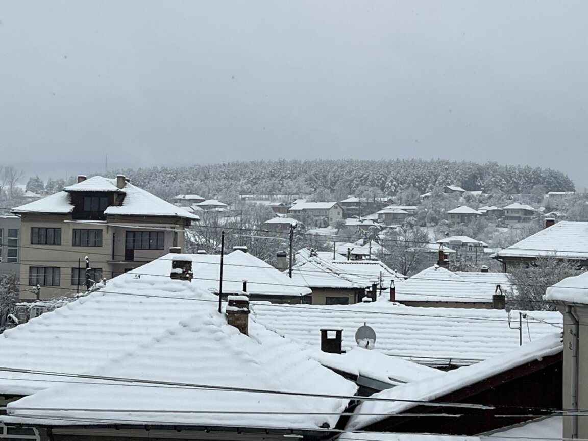 Три дни ваканция за учениците от Дългопол заради лошото време