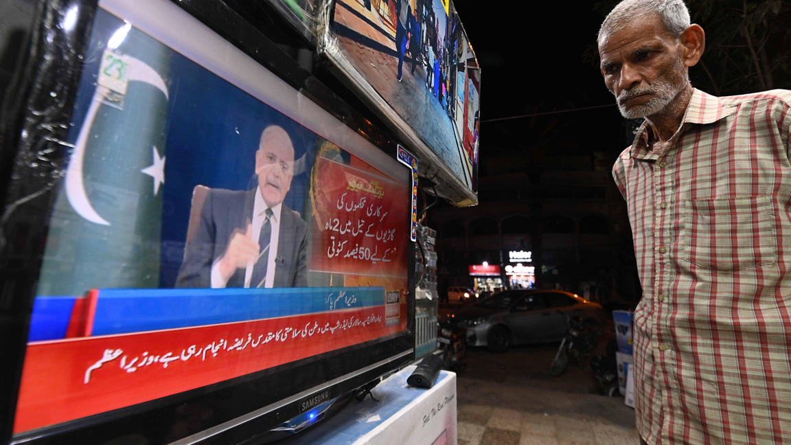 Мъж гледа телевизионно обръщение на пакистанския премиер Шахбаз Шариф