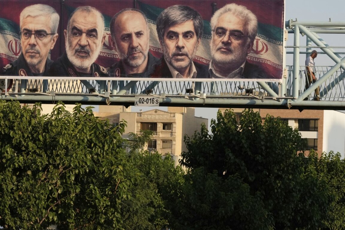 Билборд в Техеран със снимките на върховните ирански военнокомандващи, убити при израелските удари в петък, 13 юни 2025 г.