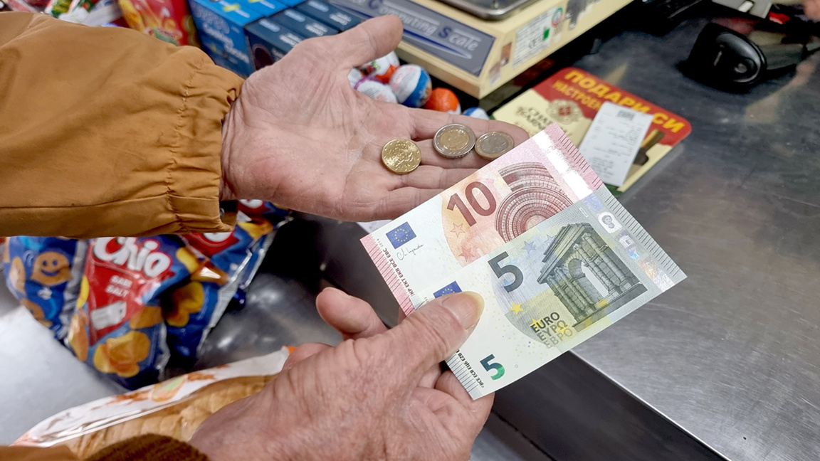 КЗП напомня: От 1 февруари можем да плащаме само в евро единствено платежно средство