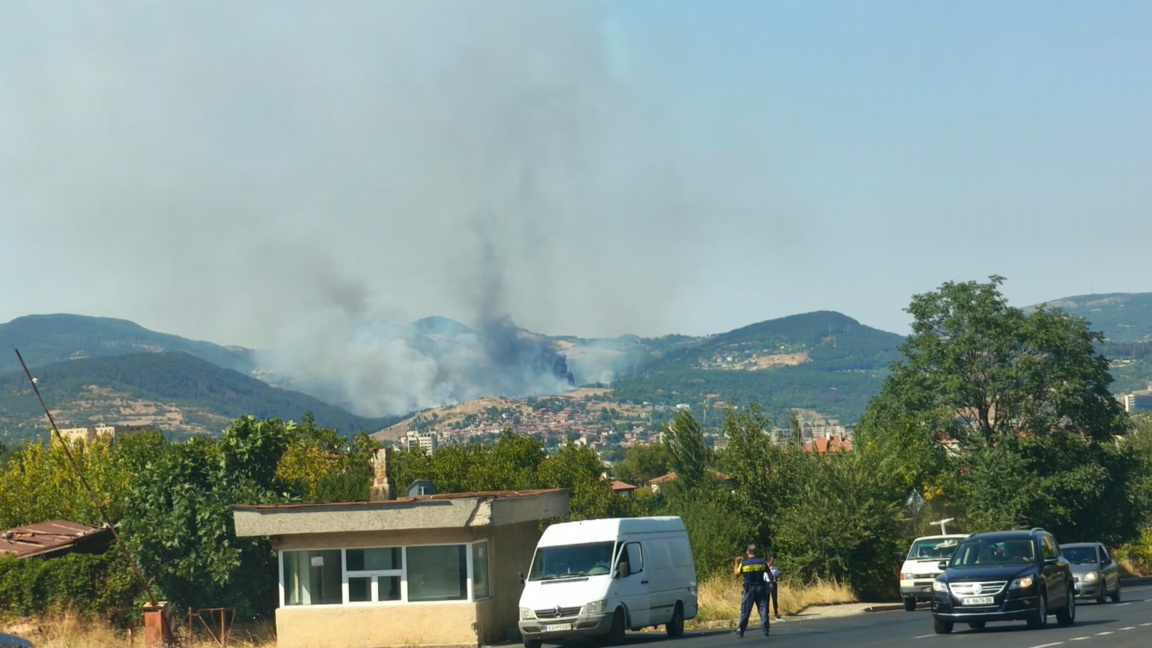 Пожар гори край Кърджали, движението към Хасково бе отклонено